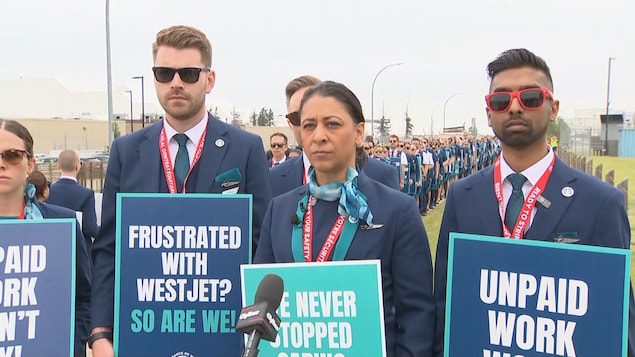  Les agents de bord de WestJet votent à 99,4 % pour la grève 