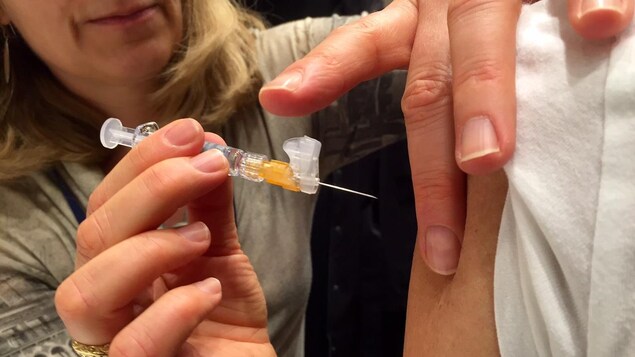 Un vaccin contre la grippe est administré au Yukon