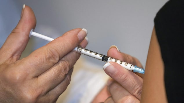 Une personne reçoit un vaccin contre la grippe.