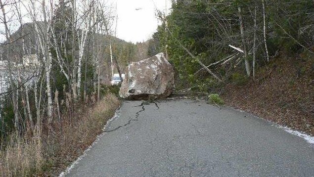 La grosse roche sur la route qui a craqué sous son poids La grosse roche sur la route qui a craqué sous son poids
