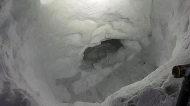 Une grotte creusée dans la neige.