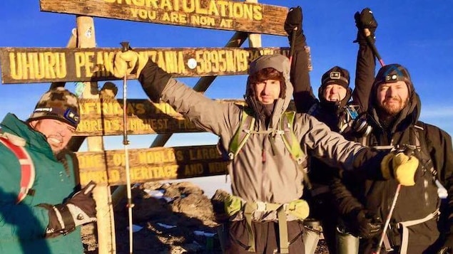 Le groupe au sommet du Kilimandjaro.