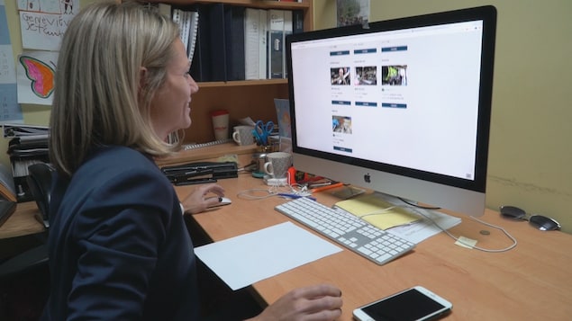 La directrice des communications et du marketing pour le Groupe Honco, Geneviève Filteau, consulte les postes à combler. La directrice des communications et du marketing pour le Groupe Honco, Geneviève Filteau, consulte les postes à combler.