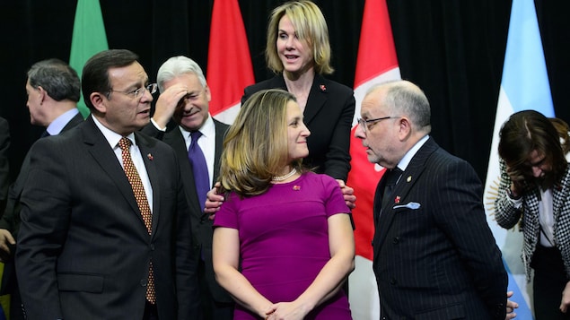 La ministre des Affaires étrangères du Canada, Chrystia Freeland, entourée de ses homologues des autres pays du groupe de Lima, et de l'ambassadrice des États-Unis au Canada, Kelly Craft, qui place ses mains sur ses épaules.