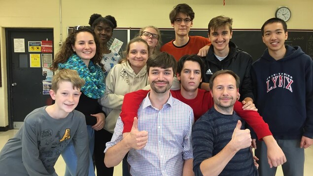 Photos des personnes dans une salle de classe.