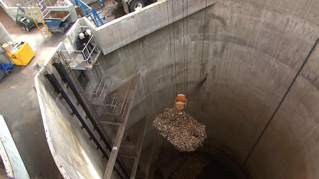 Une grue équipée d'un tamis récupère les gros déchets des égouts. Une grue équipée d'un tamis récupère les gros déchets des égouts.