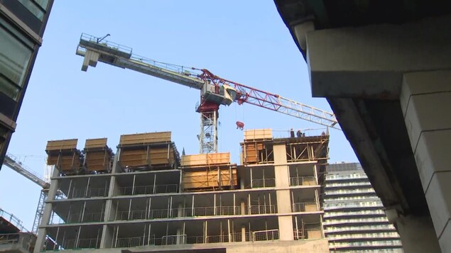 la grue sur le chantier de construction la grue sur le chantier de construction