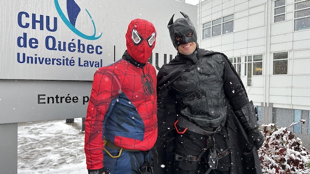 Batman et Spider-Man visitent les enfants du Centre mère-enfant