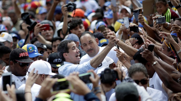 Juan Guaido entouré d'une foule compacte de manifestants