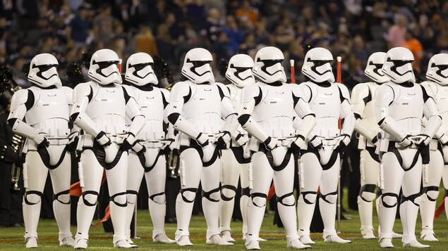 Des Stormtroopers ont envahis le terrain durant la mi-temps de la partie Des Stormtroopers ont envahis le terrain durant la mi-temps de la partie