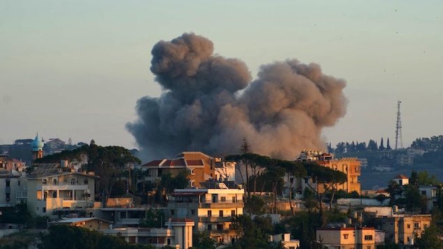 Un nuage de fumée au dessus d'habitations.
