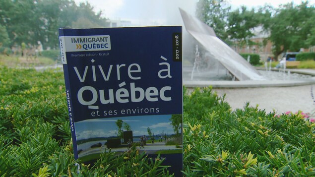 Couverture du guide « Vivre à Québec et ses environs » avec, en arrière-plan, la fontaine de la gare du Palais.