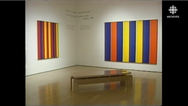 Deux œuvres de Molinari affichées dans une salle du musée. 