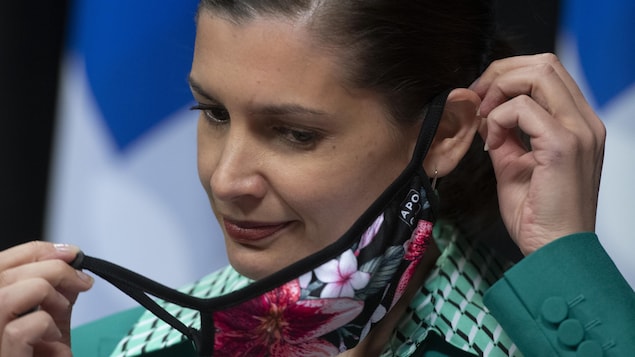 Mme Guilbault retire son masque.