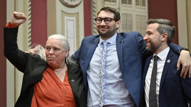 Guillaume Cliche-Rivard, député dans Saint-Henri-Sainte-Anne, pose en compagnie de Manon Massé et de Gabriel Nadeau-Dubois, tout sourire.