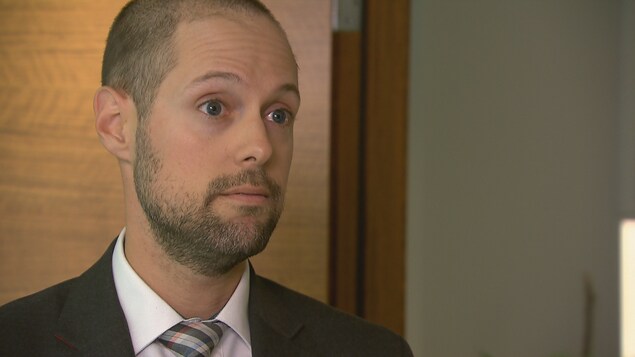 Guillaume Saindon, avocat associé en droit du travail à la firme Morency de Québec lors d'une entrevue au sujet de la légalisation du cannabis Guillaume Saindon, avocat associé en droit du travail à la firme Morency de Québec lors d'une entrevue au sujet de la légalisation du cannabis