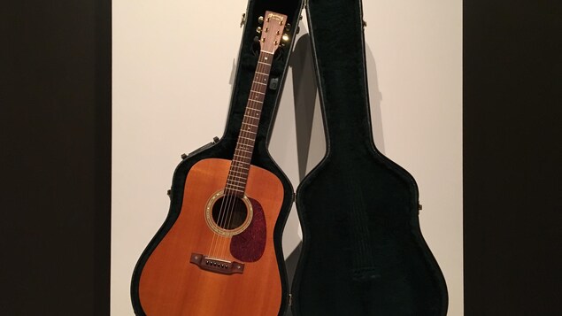Une guitare de Richard Desjardins aux enchères