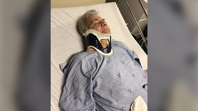 Homme dans un lit avec un col cervical.