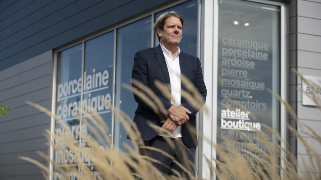 Le président de Céragrès, Guy Gervais, à l'extérieur de son magasin de Brossard