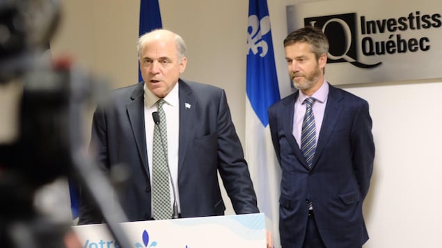 Le ministre de l'Économie, Pierre Fitzgibbon, en compagnie de Guy LeBlanc durant un point de presse.