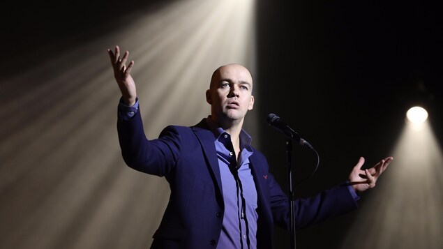 L'humoriste Guy Nantel en spectacle.