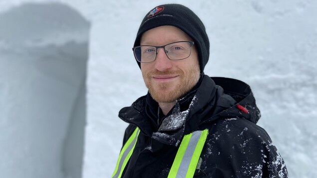Le sculpteur de glace Guy-Olivier Deveau sourit. 