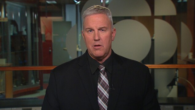 Un ancien inspecteur du SPVM, Guy Ryan, regardant la caméra Un ancien inspecteur du SPVM, Guy Ryan, regardant la caméra