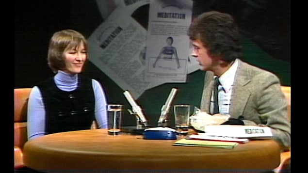 Guylaine Lanctôt est installée à une table avec Simon Durivage sur un plateau télévisé.