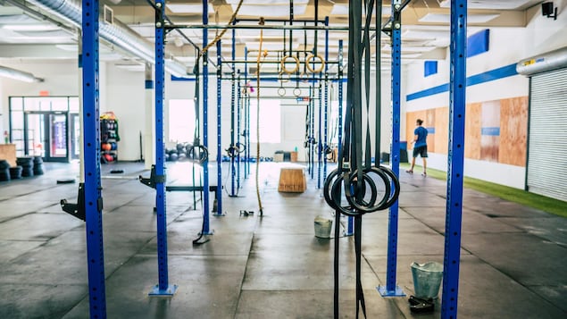 Une salle d'entraînement vide.