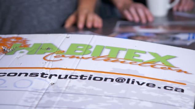 Une affiche d'Habitex Construction. Une affiche d'Habitex Construction.