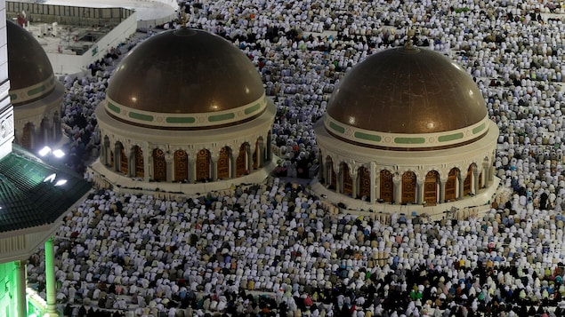 Des croyants près de la Grande Mosquée. Des croyants près de la Grande Mosquée.