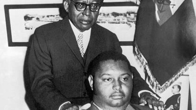 François Duvalier pose les mains sur les épaules de Jean-Claude.