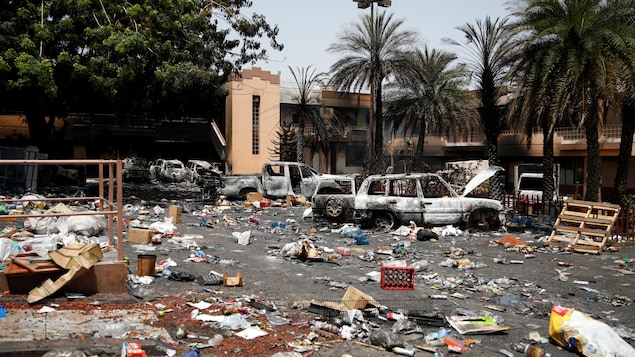 Des débris et des carcasses de voitures incendiées. Des débris et des carcasses de voitures incendiées.