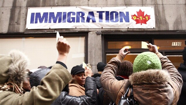 Au lendemain du séisme de 2010, les Haïtiens de Montréal se sont rués sur les bureaux d'immigration dans l'espoir de faire venir leurs proches au Canada.