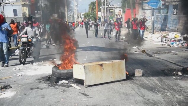Un pneu en feu dans une rue d'Haïti.