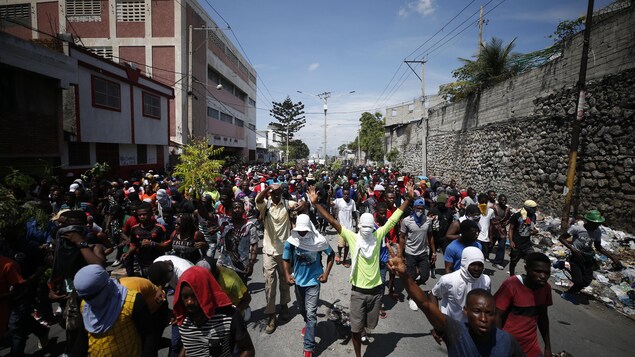 Des manifestants dans une rue de Port-au-Prince à Haïti.
