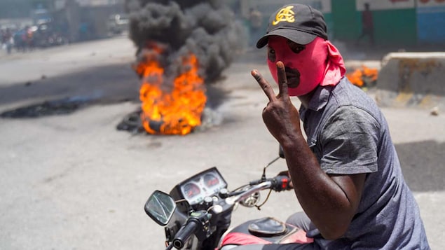 Manifestante enmascarado en Haití.