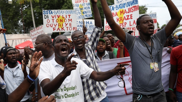 Des employés haïtiens manifestent pour une hausse du salaire minimum.