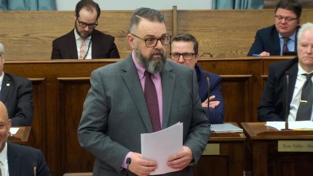 Hal Perry prend la parole à l'Assemblée législative.