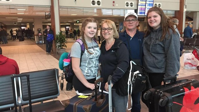 La famille rassemblée dans une salle de l'aéroport La famille rassemblée dans une salle de l'aéroport