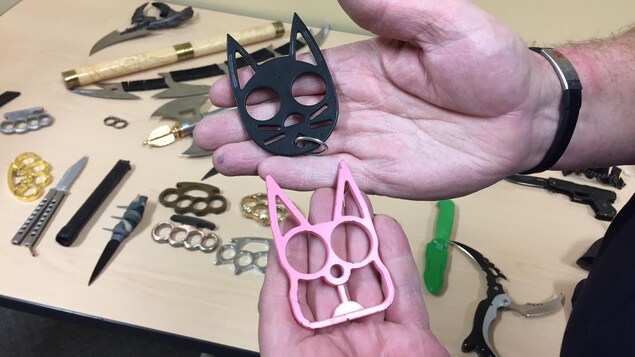Deux armes blanches de poing en forme de visage de chat aux oreilles longues et tranchantes. Deux armes blanches de poing en forme de visage de chat aux oreilles longues et tranchantes.