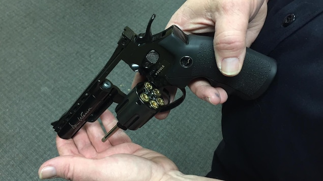 Un faux revolver en métal contenant de fausses cartouches dans son barillet. Un faux revolver en métal contenant de fausses cartouches dans son barillet.
