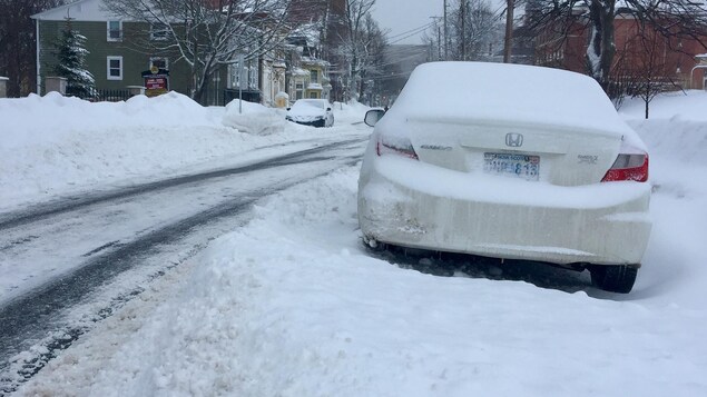 Une rue enneigée à Halifax Une rue enneigée à Halifax