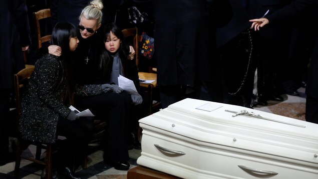 La femme du défunt, Laetitia Hallyday, et leurs deux enfants, Jade et Joy, assistent aux funérailles. La femme du défunt, Laetitia Hallyday, et leurs deux enfants, Jade et Joy, assistent aux funérailles.