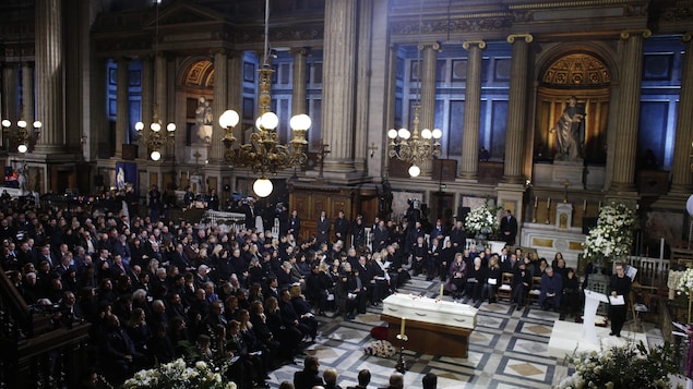 Des membres de la famille, des dignitaires et d'autres personnes en deuil assistent au service funèbre du rockeur français Johnny Hallyday à l'église de la Madeleine, à Paris. Des membres de la famille, des dignitaires et d'autres personnes en deuil assistent au service funèbre du rockeur français Johnny Hallyday à l'église de la Madeleine, à Paris.