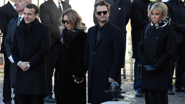 Le président français Emmanuel Macron et sa femme Brigitte Macron entourent les enfants de Johnny Hallyday, David Hallyday et Laura Smet. Le président français Emmanuel Macron et sa femme Brigitte Macron entourent les enfants de Johnny Hallyday, David Hallyday et Laura Smet.