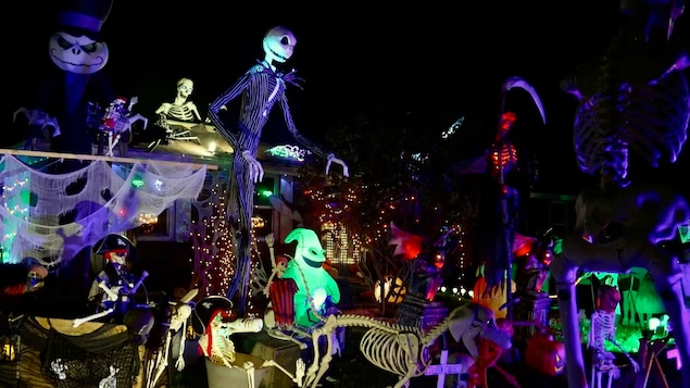 Isang bahay na puno ng Halloween decorations.