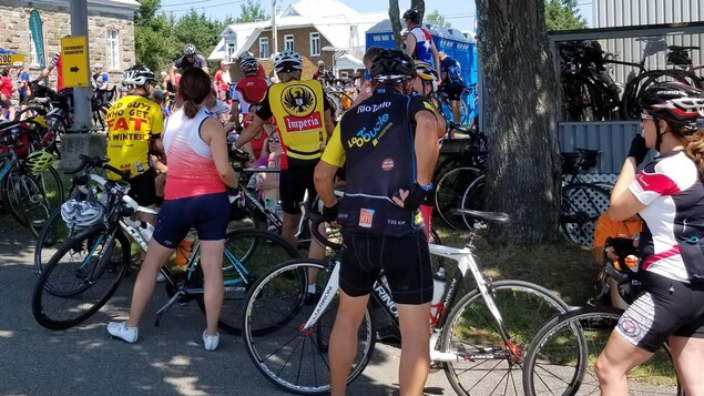 Petite halte cycliste avant de reprendre la route du Grand Tour Petite halte cycliste avant de reprendre la route du Grand Tour