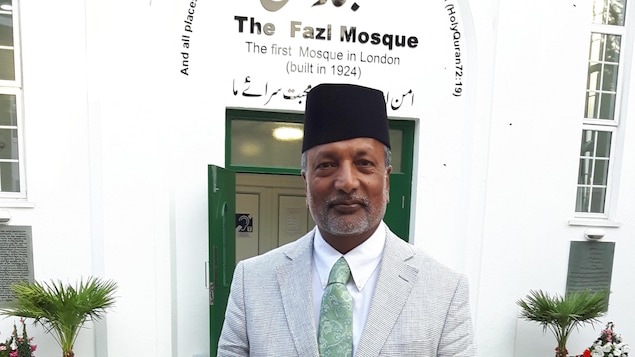 Hamid Rahman devant la Mosquée Fazal, la toute première mosquée de Londres. Le quartier général mondial de la Communauté Islam-Ahmadiyya se trouve juste à côté. Hamid Rahman devant la Mosquée Fazal, la toute première mosquée de Londres. Le quartier général mondial de la Communauté Islam-Ahmadiyya se trouve juste à côté.