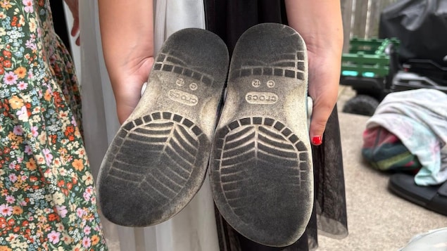 Une suie noire à Hamilton sur les pieds des enfants
